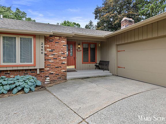 3rd image of 2466 Cedarcrest Dr NE