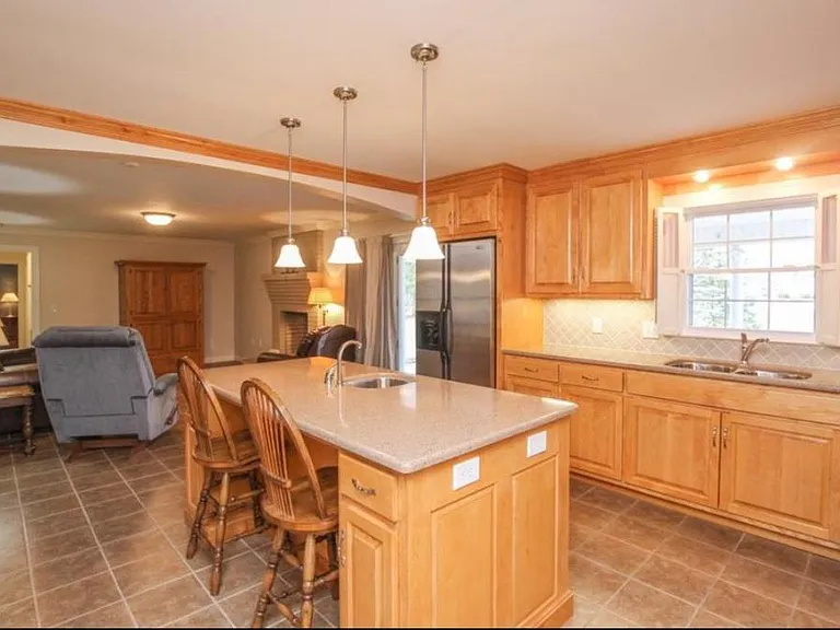 403 E Clark Blvd — Photo 2