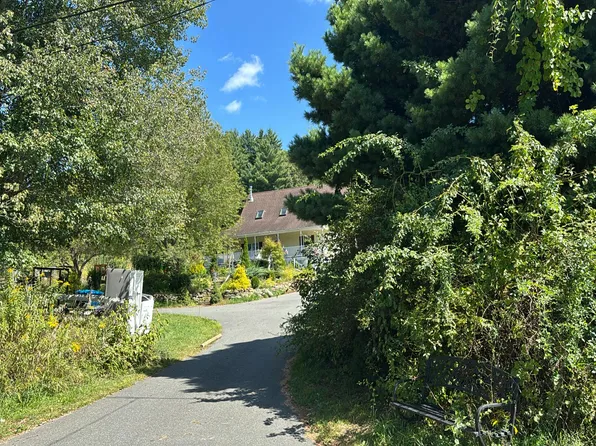 64 Washington Rd, Brimfield, MA 01010