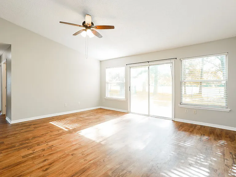 313 Johns Glen Dr — Photo 4