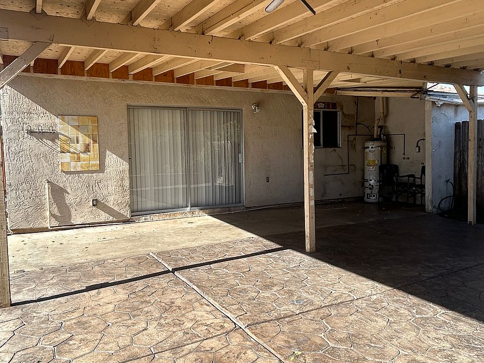 Large covered ad tiled patio