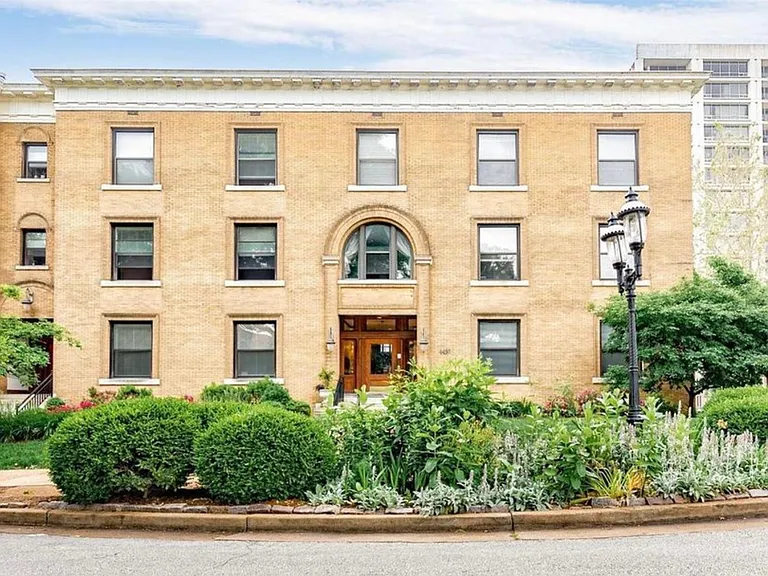 Historic and well kept Building in the CWE