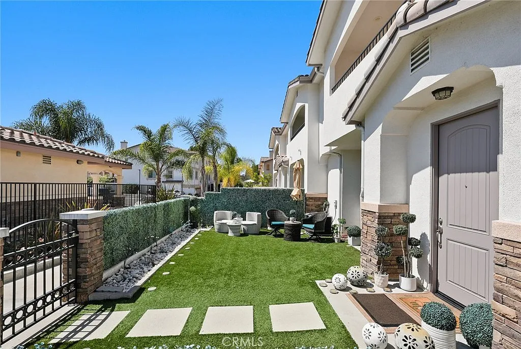3 bed, 2.5 bath, 2200 sqft, $4,800 — Photo 2