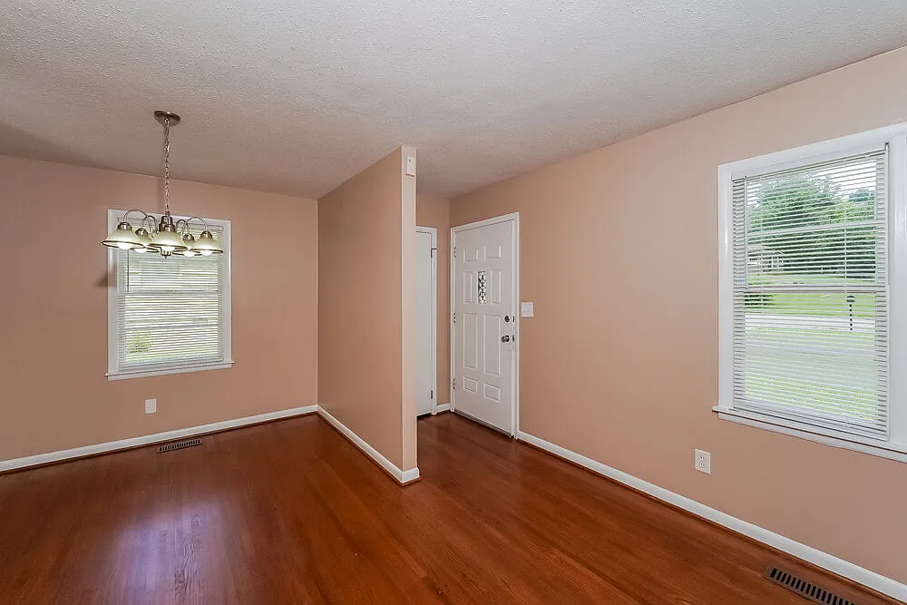 3 bed, 1.0 bath, 1008 sqft, $1,220 — Photo 3