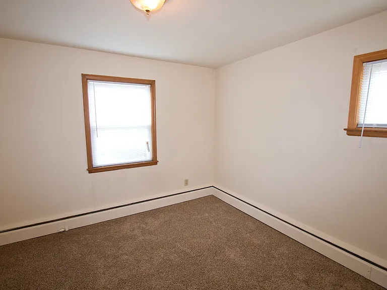 1600 Ford Pkwy — Photo 8