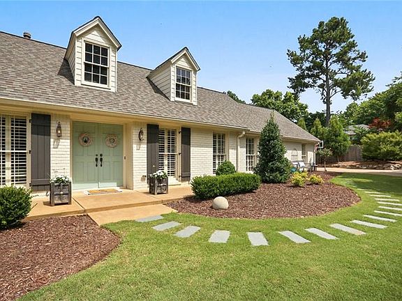 2nd image of 215 Saddle Horn Cir