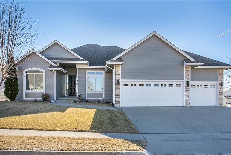 1st image of 309 SW Carriage Dr