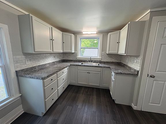 Brand new kitchen (paint, cabintry, appliances, flooring, windows)