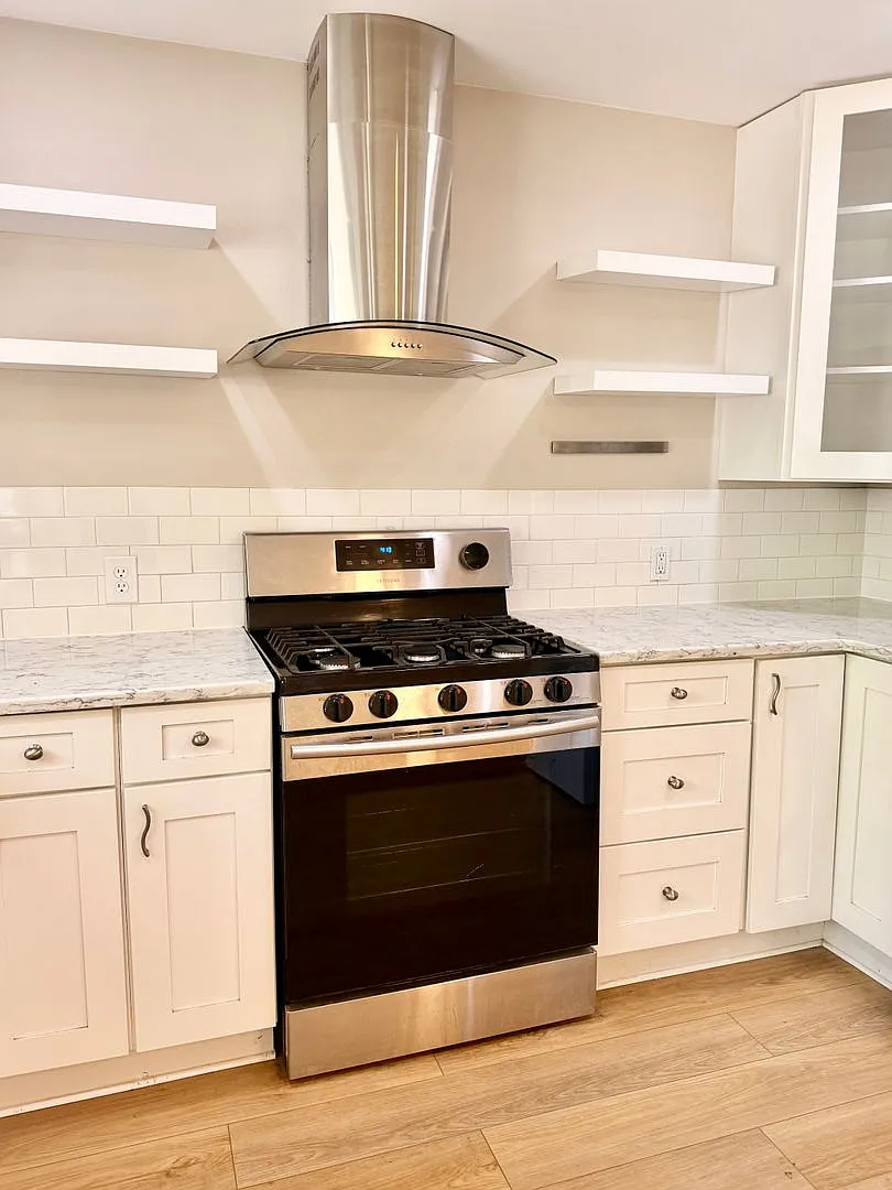 Stylishly Updated 2BR Townhome Near City Park Denver — Photo 2