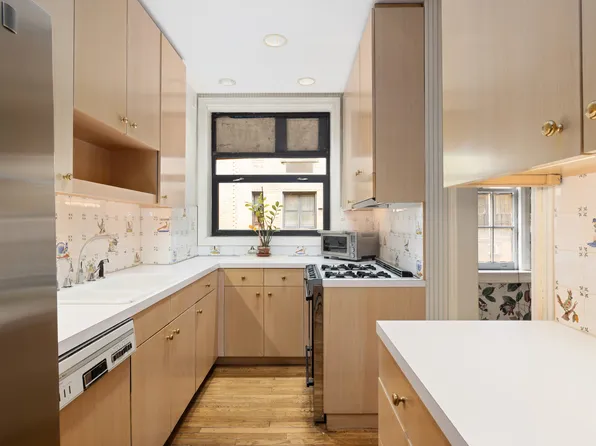 1165 Park Avenue 10A image 3 of 11
