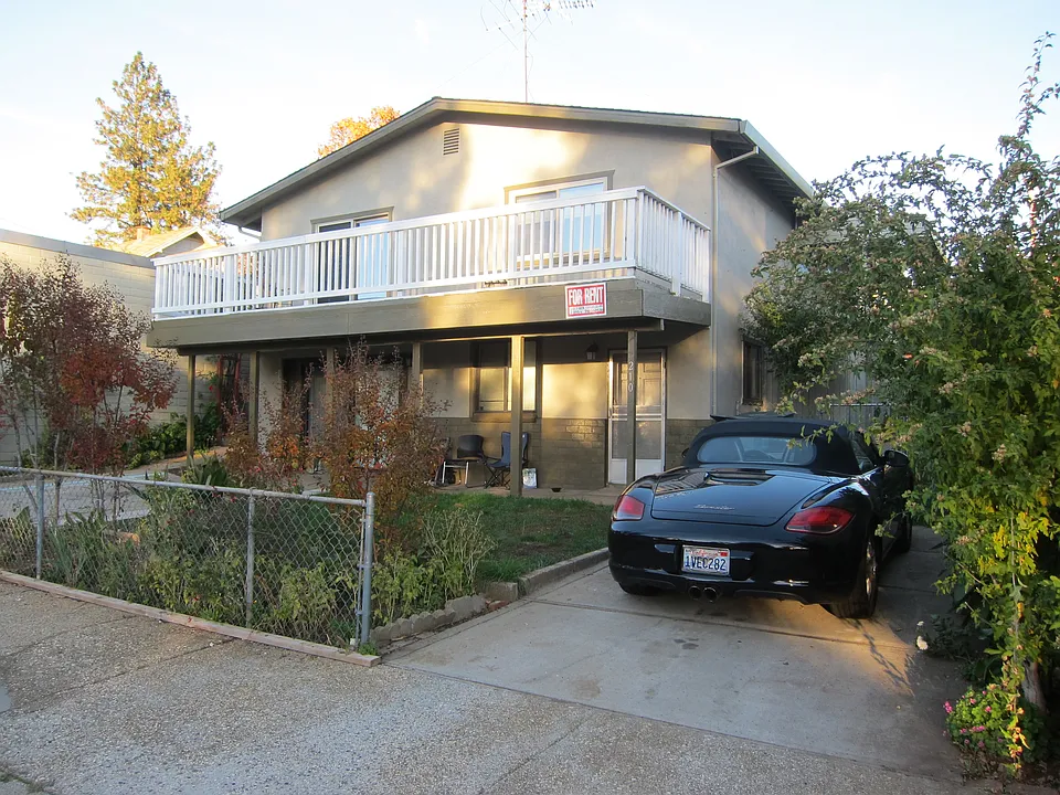 Front view + parking