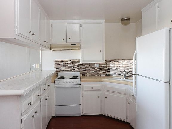 5th image of 15 54th Pl APT 18
