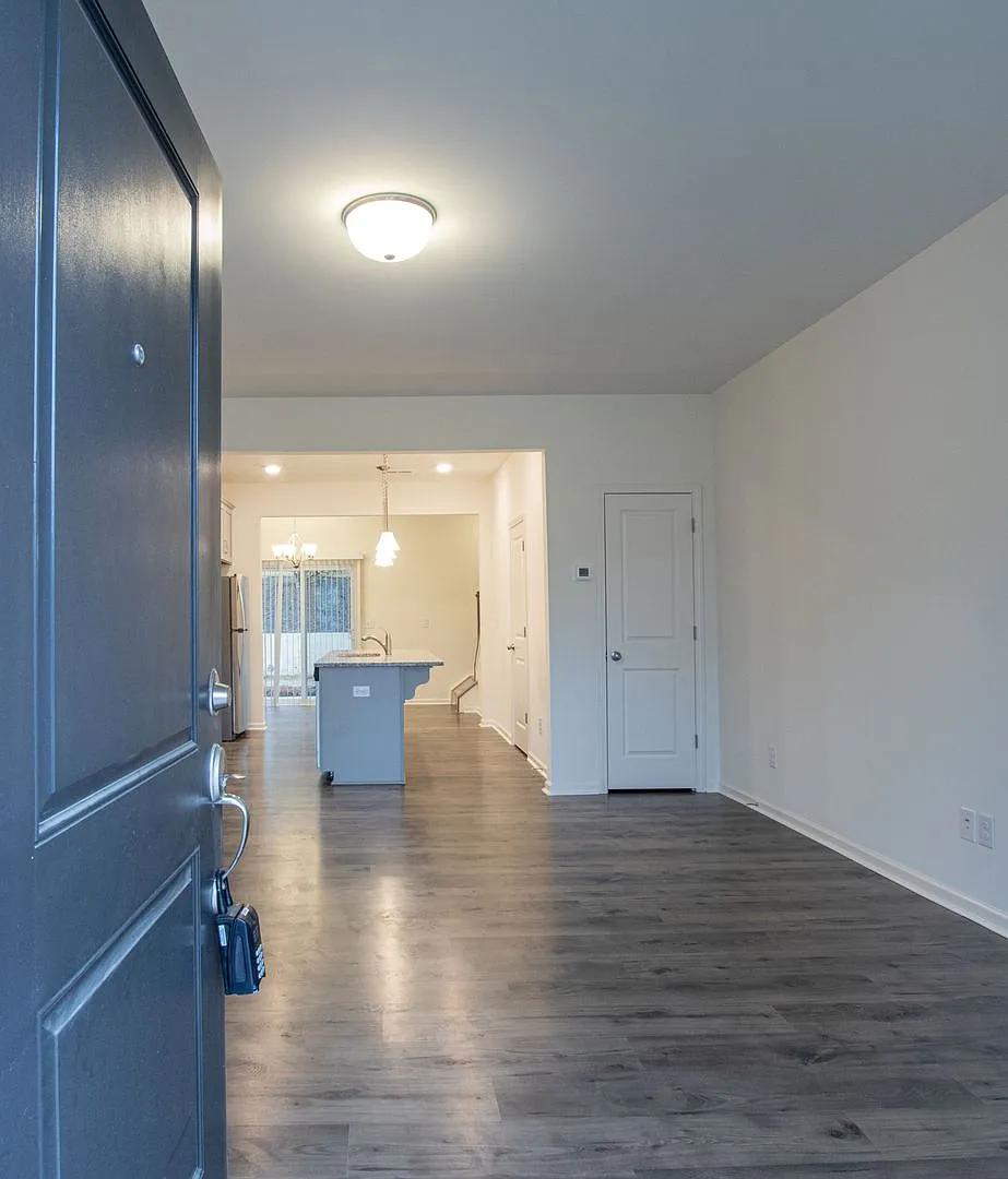 Beautiful 2 Bedroom Townhome In Midland - Available Now — Photo 2