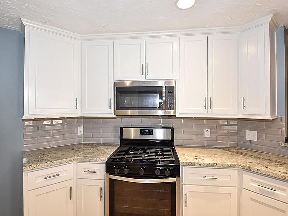 5th image of 411 Village Creek Dr