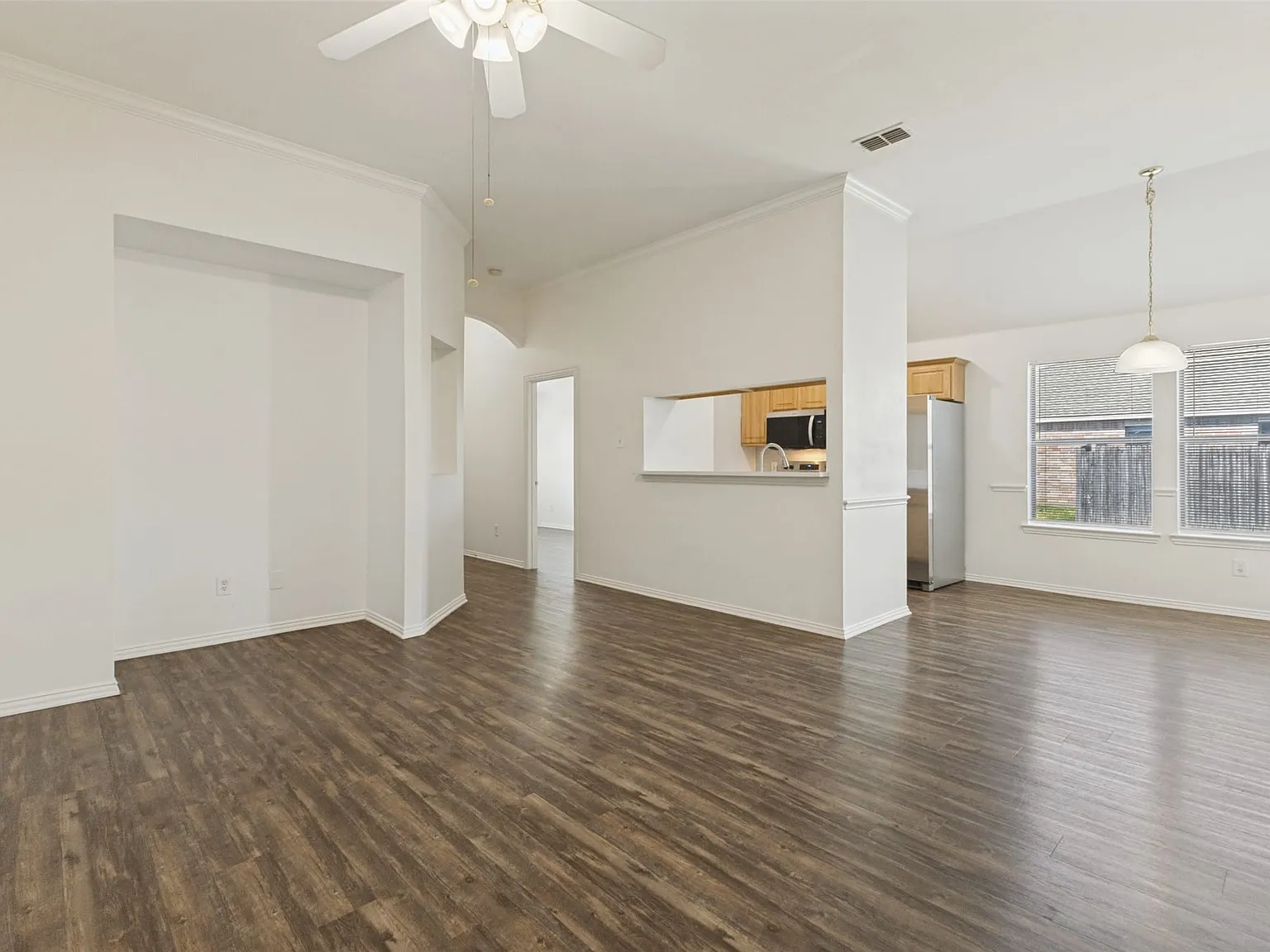 3 bed, 2.0 bath, 1273 sqft, $2,000 — Photo 4