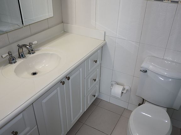 5th image of 2655 Collins Ave APT 908
