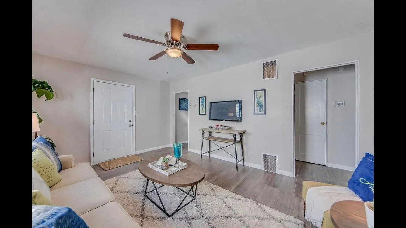 1521 Kraft St photo 1