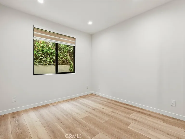 10913 White Oak Ave — Photo 16
