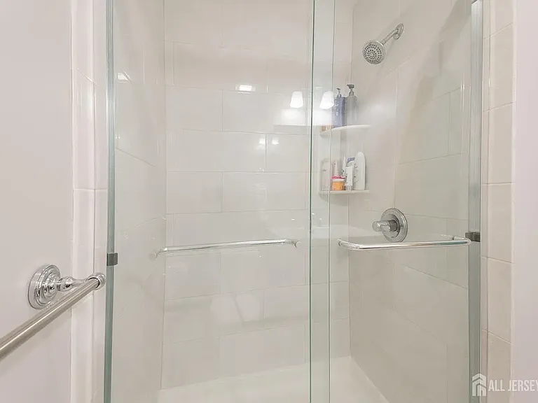 220 Hampshire Ct — Photo 11