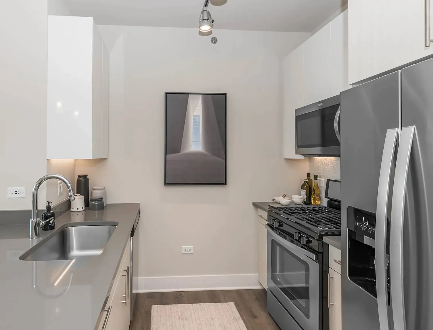 1 bed, 719 sqft, $2,671 — Photo 3