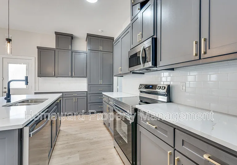 835 Stamps Ave — Photo 5