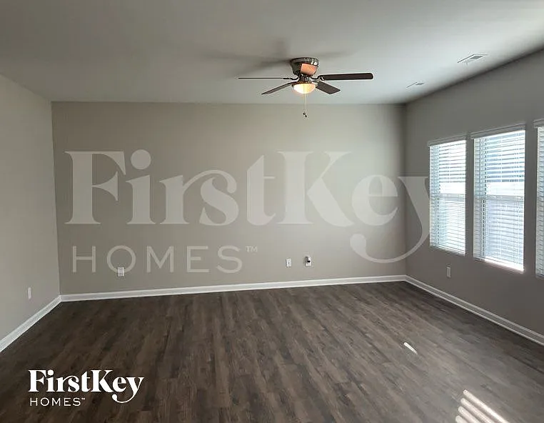 4 bed, 2.5 bath, 2106 sqft, $2,710 — Photo 2