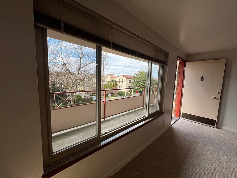 103 E Lynn St #202 — Photo 25