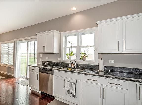 3rd image of 6161 Park View Dr