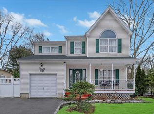 1 Birch Rd, Rocky Point, NY 11778