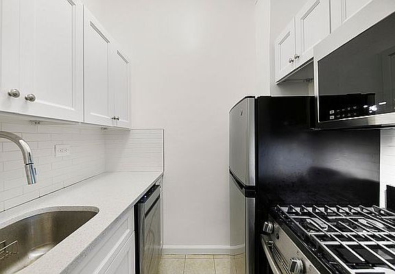 4th image of 200 E 17th St APT La