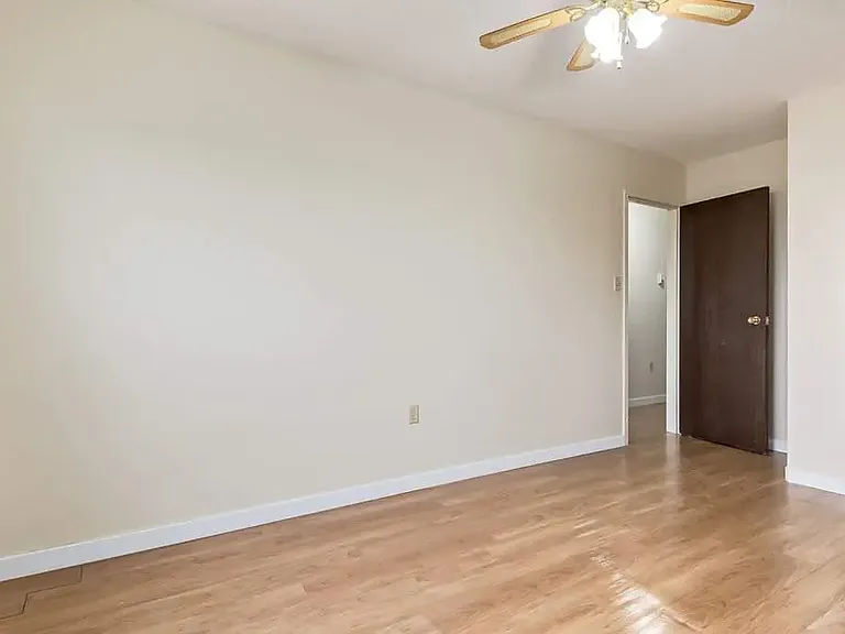 2526 Thompson Cres SE — Photo 15