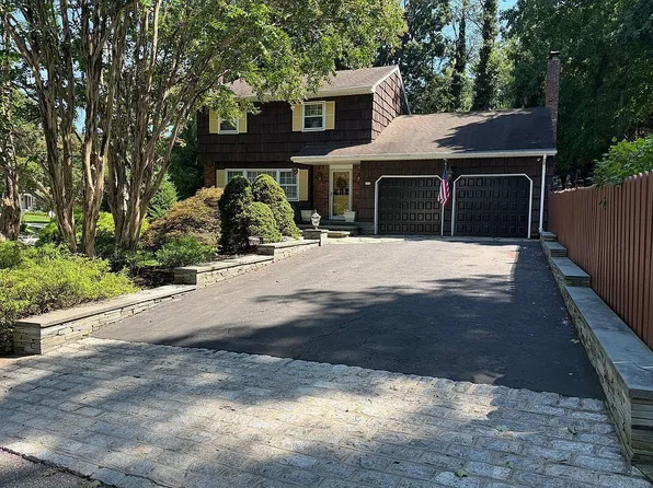 17 Tusculum Rd, Commack, NY 11725