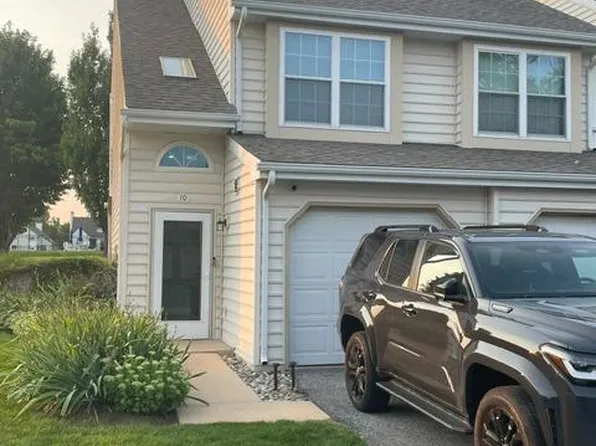10 Chatham Dr, Morgantown, PA 19543