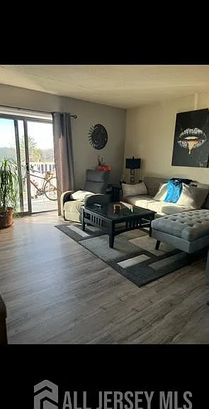 32 Allen Pl — Photo 2
