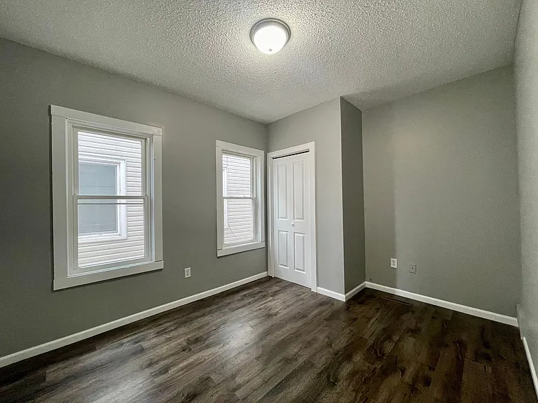 587 Charles Ave — Photo 6