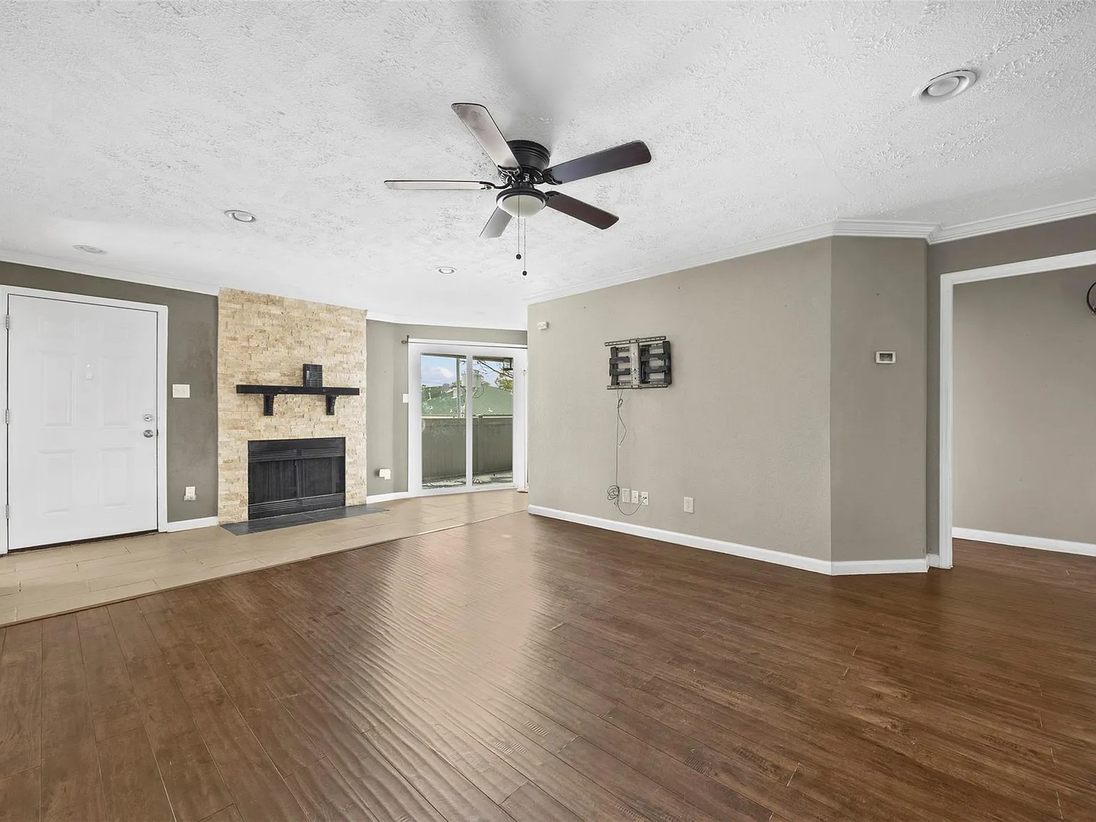 2 bed, 2.0 bath, 1014 sqft, $1,300 — Photo 2