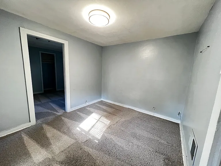 309 S 33rd St — Photo 6