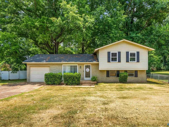 450 N Edgemont Cir NW, Huntsville, AL 35811