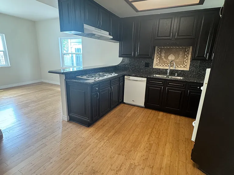 14726 Tupper St — Photo 10