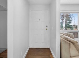128 N Castledale Cres NE, Calgary, AB T3J 1X4