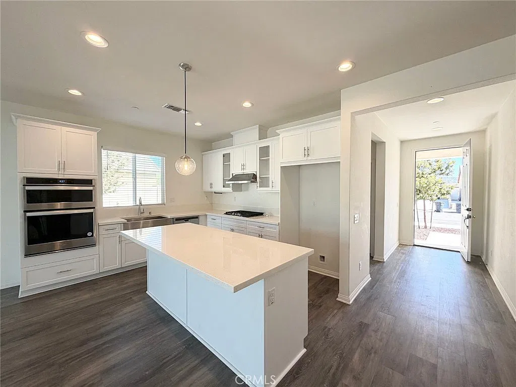 4 bed, 2091 sqft, $3,295 — Photo 3