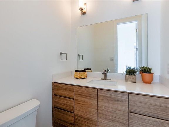 5th image of 645 W 16th St