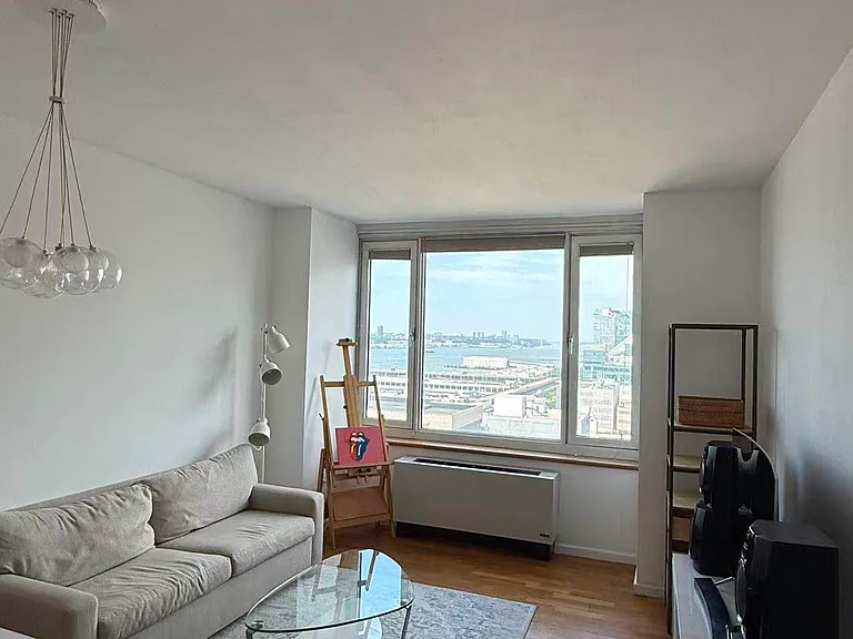 635 W 42nd St #18D — Photo 1