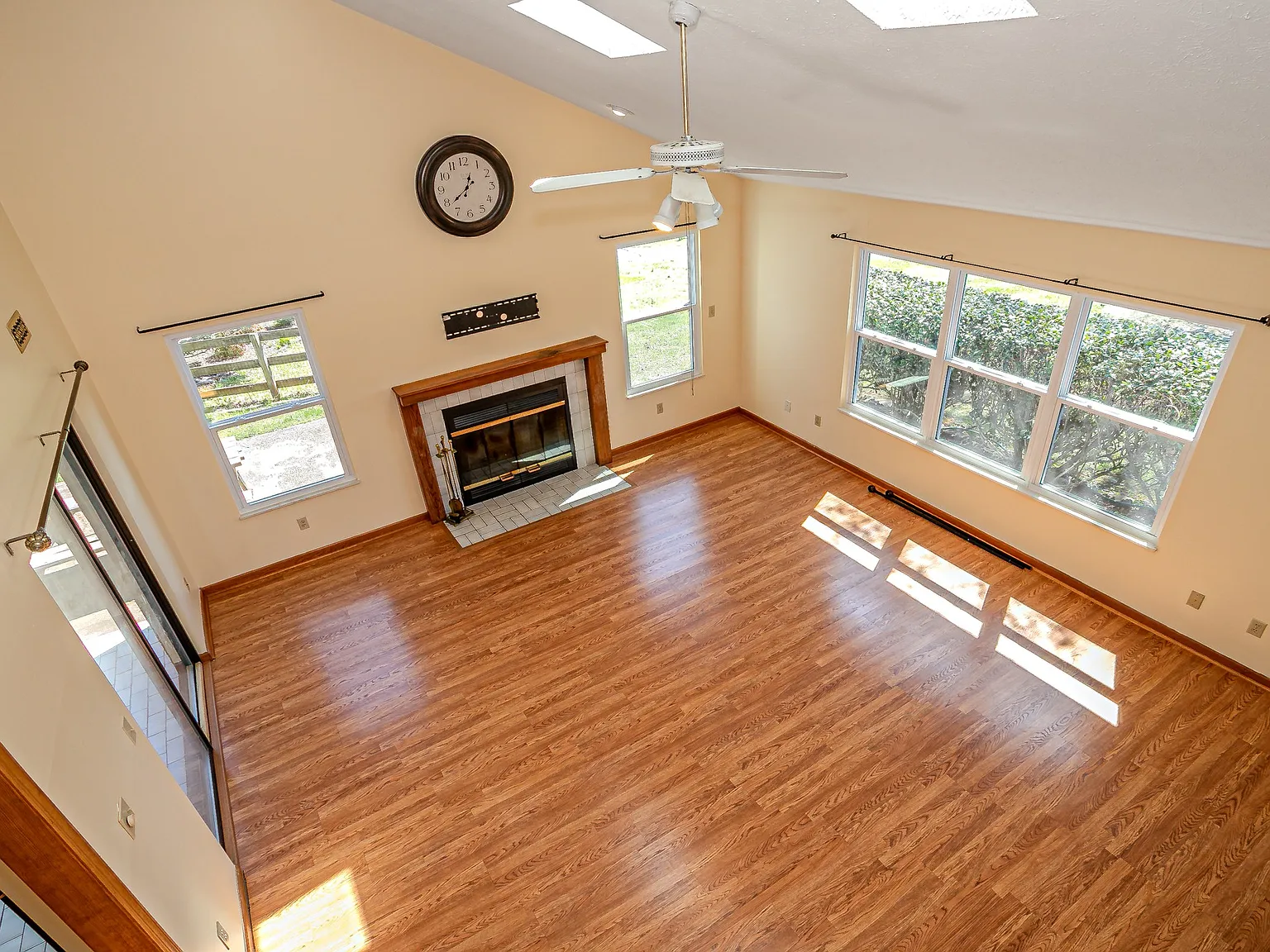 3 bed, 2.5 bath, 1672 sqft, $2,395 — Photo 4