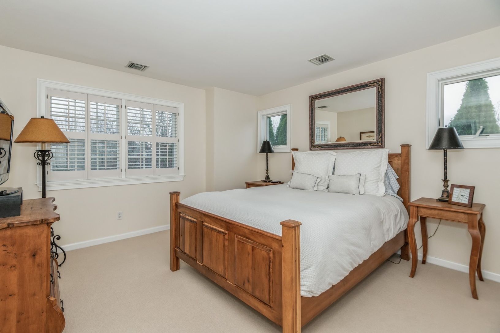  Upstairs Guest Bedroom With Shared En-Suite Bathroom 