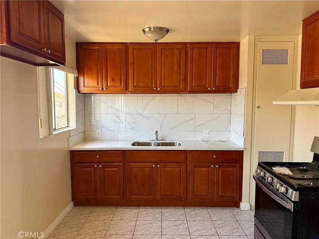 2 bed, 810 sqft, $2,300 — Photo 3