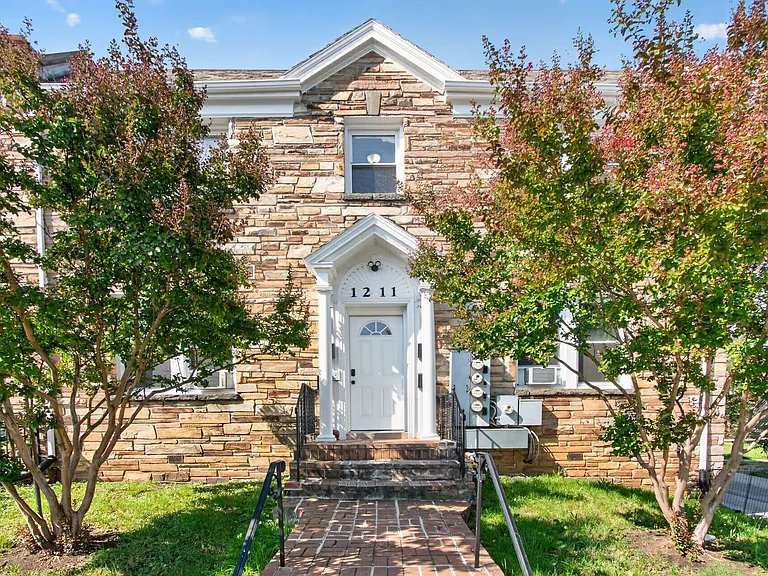 1211 Simms Pl NE — Photo 1