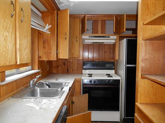 2nd image of 916 Lehigh Ave