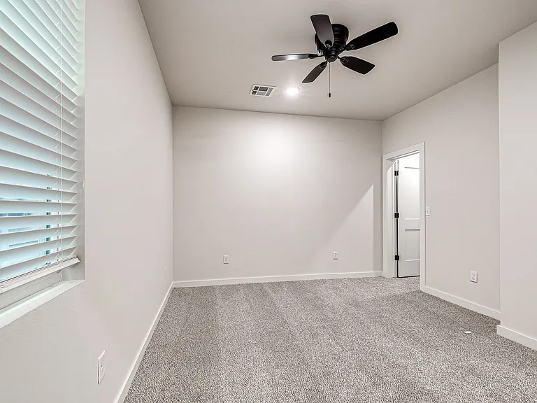 610 W 2nd St #100 — Photo 21