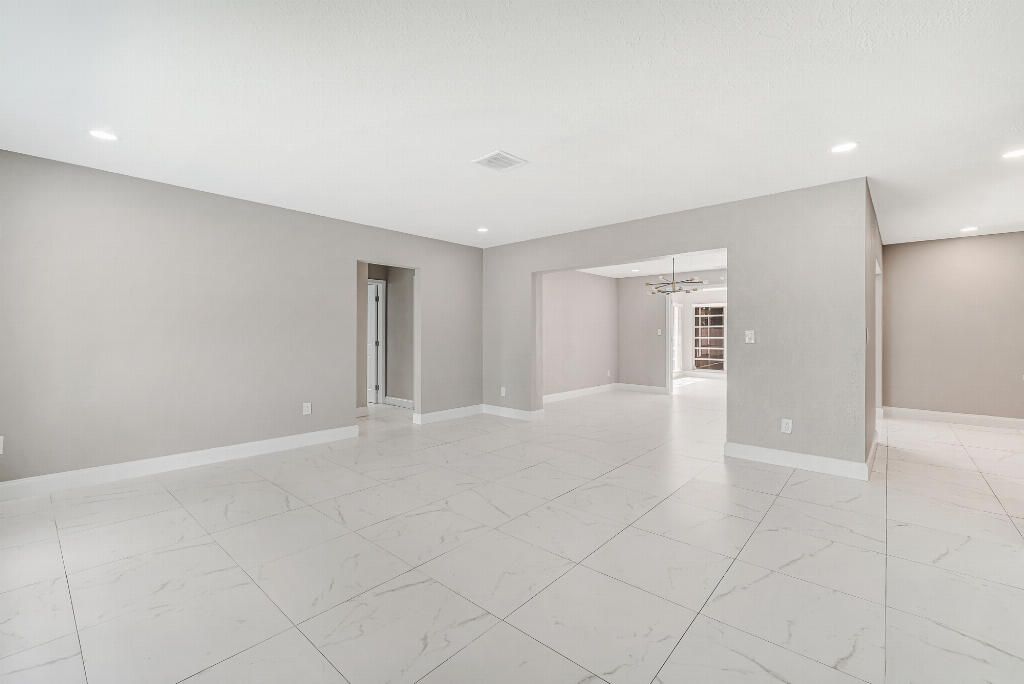 461 SE 3RD Avenue, photo 6